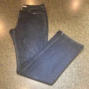 Levi’s 515 Bootcut 6M darkwash denim 5 pocket jeans Rear pockets with buttons